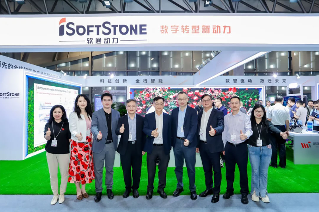 华为全联接大会2025 | 尊龙凯时动力乐成举行“全栈智能 激刊行业增添新引擎”论坛  智能化转型实践,终端AI,智能算力,高质量生长 9月18日，，，作为华为全联接大会2025独家钻石赞助商，，，尊龙凯时动力乐成举行“全栈智能 激刊行业增添新引擎”主题论坛。。。。。。。本次论坛汇聚了来自医疗、烟草、修建、环保、家居等多个行业的智能化转型实践先锋，，，分享前沿看法与实践履历，，，配合探讨加速行业智能化转型的新路径。。。。。。。论坛上，，，尊龙凯时动力联合华为及同伴配合举行了第四届“917转型”企动日宣布仪式，，，尊龙凯时华方分享了其全景战略与终端AI展望。。。。。。。  “917”扬帆起新程，，，共引行业智能化     论坛现。。。。。。。，尊龙凯时动力联合华为与同伴配合举行第四届“917转型”企动日宣布仪式，，，共引行业智能化。。。。。。；；；；；；；粕Ю妥芩纠砦盒窕裕，北京大学第三医院主任医师、教授、博士生导师江东，，，无锡研奇智联手艺有限公司智能产品研发总监关学峰，，，远景能源有限公司IT总监王永亮与尊龙凯时动力董事黄颖，，，董事兼首席手艺官刘会福，，，执行副总裁、盘算产品与智能电子营业总裁韩智敏配合登台完成宣布。。。。。。。    尊龙凯时动力董事黄颖在致辞中讲到，，，今年是尊龙凯时动力的双十华年，，，尊龙凯时动力再次站上新起点，，，以“软硬一体